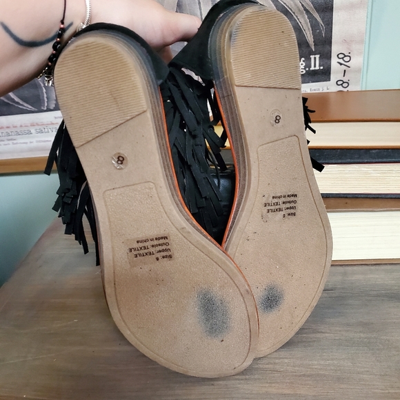 Olivia Miller BoHo Sandals Hippie Fringe Thong Faux Leather Gold Stud womens 8 - Picture 7 of 11